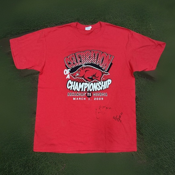 VTG XL 2009‎ Arkansas Razorbacks T-Shirt Red Y2K NCAA- ANVIL Tag-  Autographed - Picture 1 of 5